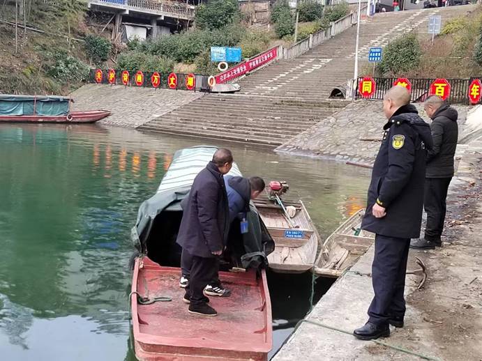 春運第一天，芷江水運事務中心執法人員去碧涌大垅進行安全巡查，確保水上交通安全！ (4)